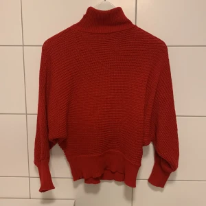 Stickad polo - Stickad polo från nakd. Bra skick 