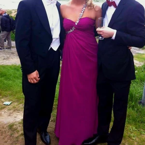 Klänning - Fin lång klänning, som man kan använda till de mesta bland annat till en Bal, fester, aftonklänning med mera.  Endas använd 2 gånger 😊  Färgen är syrenlila. 