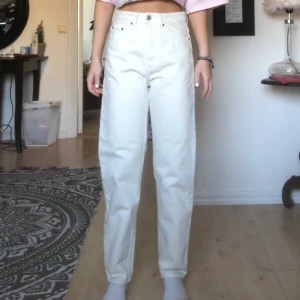 Vita jeans från Weekday  - ✨💕Snyggga oanvända jeans från weekday. Storleken är  waist 26 och leg 28. Jag skulle säga 34 eller xs-s. 💕✨
