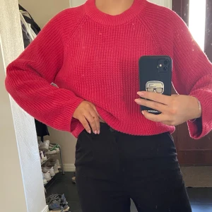 Stickad tröja  - Säljer denna röd/rosa tröjan, kommer ej till användning, köparen står för frakt:) 