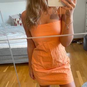 Säljer denna orangea klänning köpt secondhand 🧡🧡🧡 Så söt med dragkedja i sidan och justerbara korsade band i ryggen.