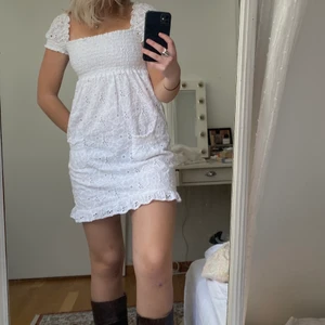 Juicy Couture klänning - Så söt klänning från juicy couture!! Med hålbroderier😍Perfekt till student / skolavslutning! 