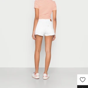 Levis shorts i modellen 501 - Säljer dessa snygga 501:or från levis då dem inte längre kommer till användning. Köpta för 550 & säljer dem för 300. Storleken är 25 vilket motsvarar xs-s skulle jag säga då jag vanligtvis är en S.