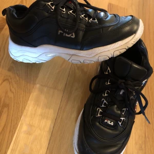 Fila skor i fint skick  - Stl 39, fint skick! 