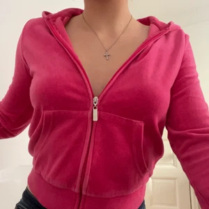 y2k zip-up - 2000s-stil hoodie i superfin rosa färg. Materialet ser ut som sammet men känns lite mer som bomull. Passar super bra med långmidjäde jeans till sommar outfits, sitter lite croppad. 