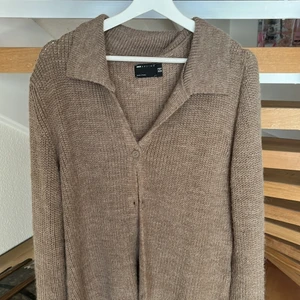 Stickad kofta - Säljer denna stickade kofta🤎 storlek 40 men passar mig som är S-M