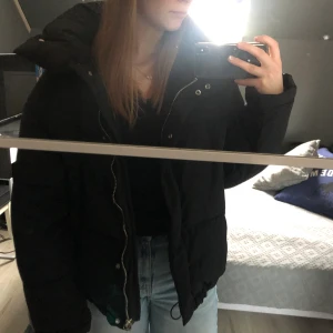 Jacka - Jag säljer nu min vinterjacka från bershka i storlek S. Jag är ca 159 och den är lite overzized på mig. Jackan är väldigt varm men ändå en lätt jacka och passar kallare väder. Använt den ganska mycket men finns inga defekter eller liknande på den, jag har använt den sparsamt 💕 ❗️Detaljerna är i silver❗️ Kan skicka fler bilder i dm 🥰 köparen står för frakt
