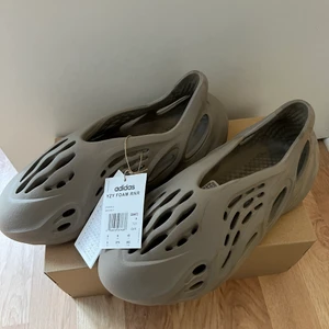 Adidas Yeezy Foam Runner Stone Sage - Säljer mina Yezzy Foam Runner i färgen ”Stone Sage”. Helt oanvända skor, skick 10/10 alltså. Orginal box och även kvitto finns om man vill ha det. Storlek 43. (US 9)
