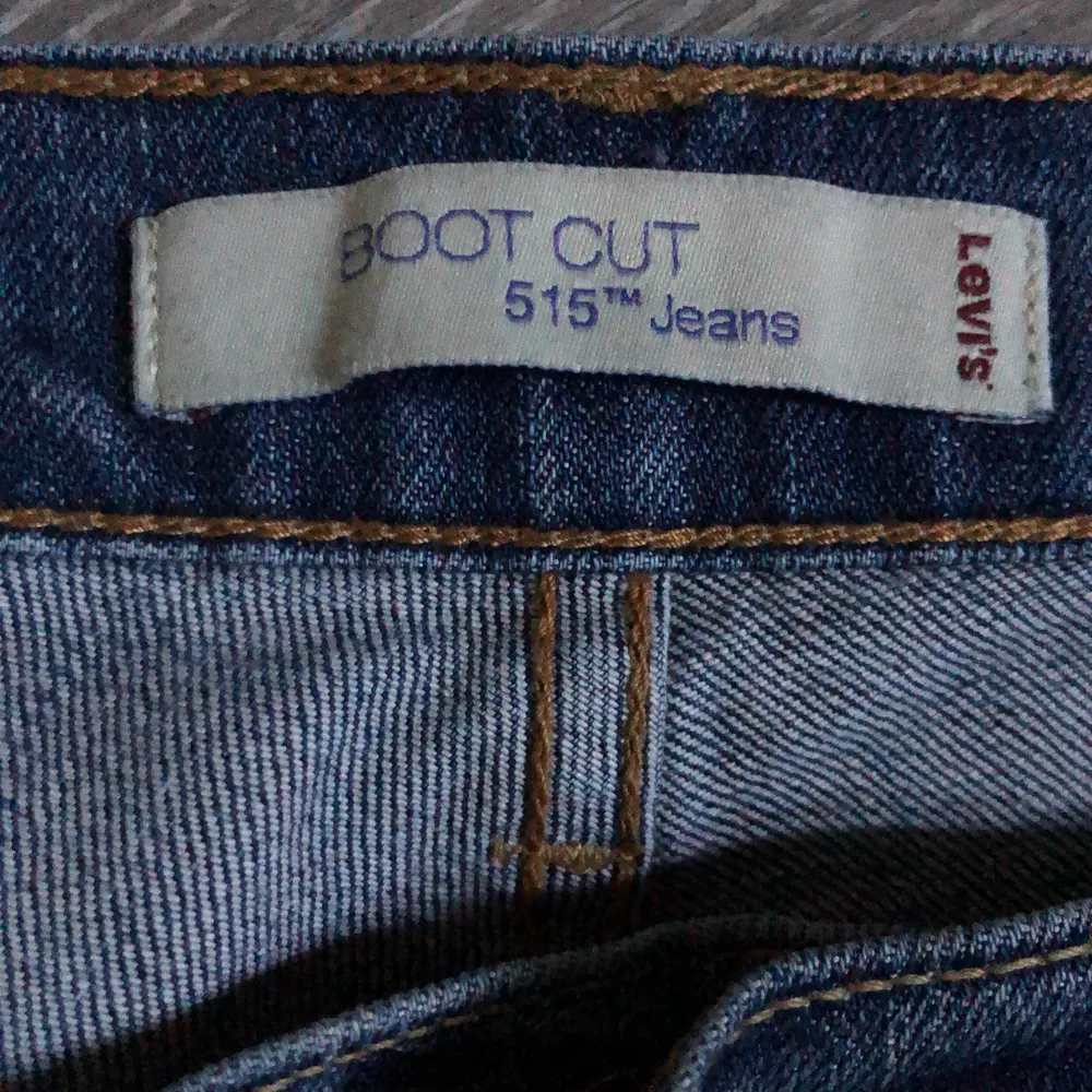 Säljer dessa as coola Levis jeans med snygga fickor. Dom är lågmidjade och passar mig perfekt som är runt 160❤️. Jeans & Byxor.