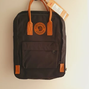 Fjällräven Kånken no2 svart - Lapparna kvar och har en likadan och den är super bra kvalitet och väldigt praktisk.