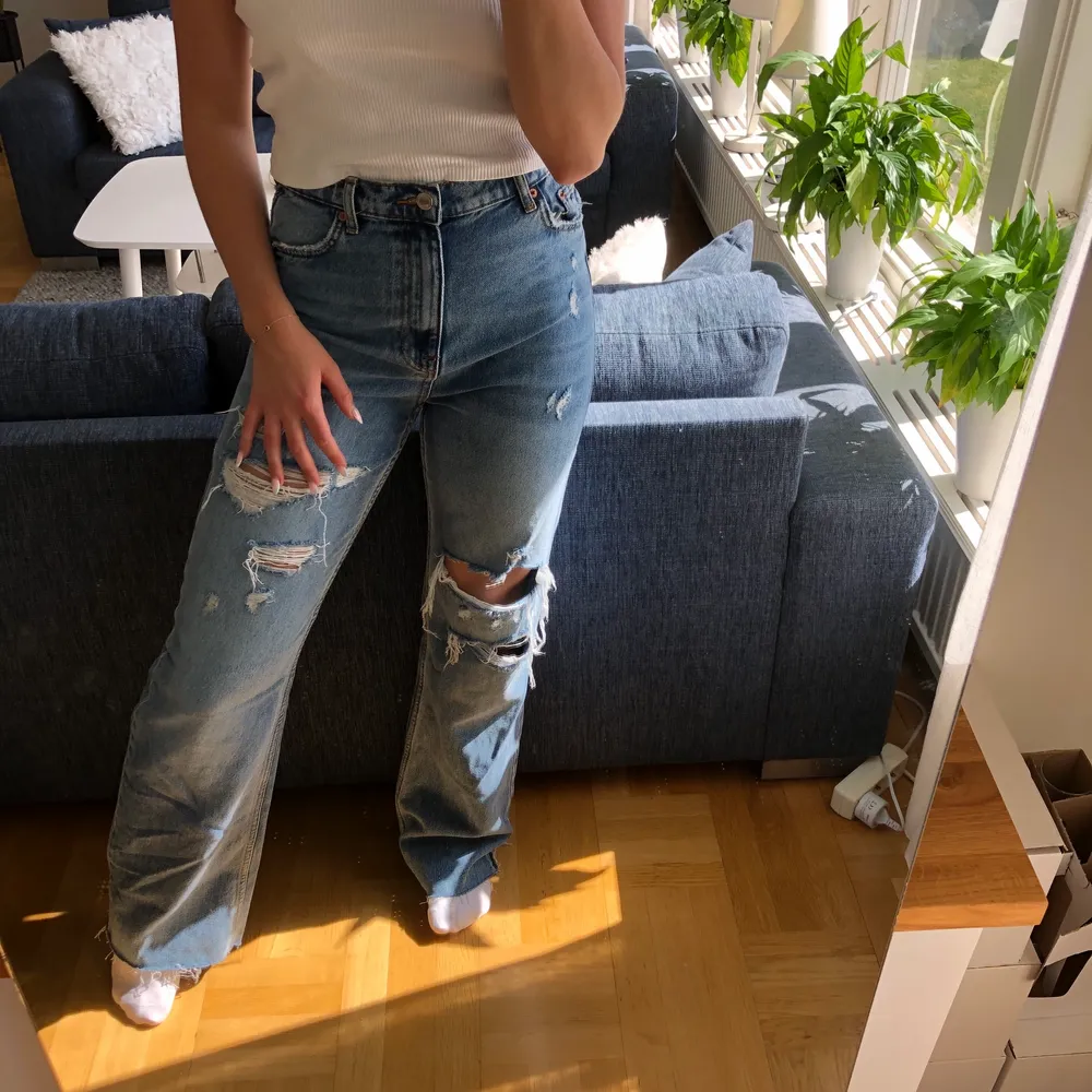 Säljer dessa slitna jeans från Zara, helt oanvända💓. Jeans & Byxor.
