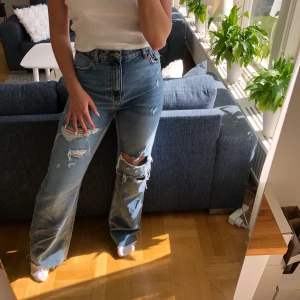 Jeans från Zara - Säljer dessa slitna jeans från Zara, helt oanvända💓