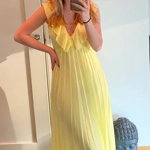 Ljusgul långklänning strl XS/S - Superfin ljusgul långklänning ifrån Zara i storlek XS, men skulle snarare säga att den är en storlek S (jag har själv vanligtvis S). Öppen i ryggen och med fina detaljer och plissering. Perfekt klänning till balen eller sommaren🌼💫🌞✨ Köpt den i andrahand och har själv aldrig använt, vid köp var den knappt använd.