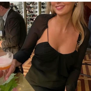 Zara topp - Säljer en topp från zara i storlek S, använd en gång så den är i ett super bra skick. Köpare än står för frakten💗 slutsåld