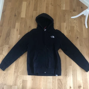 North face hoodie - En tunn och luftig Hoodie med dragkedja som är perfekt till sommarvädret som väntar oss. Den är i fint skick förutom att en röd tygremsa har lossnat på ena sidan i nacken (se bild 3)