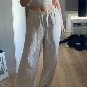 Linnebyxor h&m - Ursnygga populära linnebyxor från h&m! Säljes pga lite för stora och långa för mig som är 163. Linnemix. Spårbar frakt tillkommer på 66kr