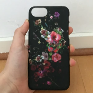 Blommigt skal - Ett mobilskal med blommor på. Till iPhone 6, SE och 7❤️