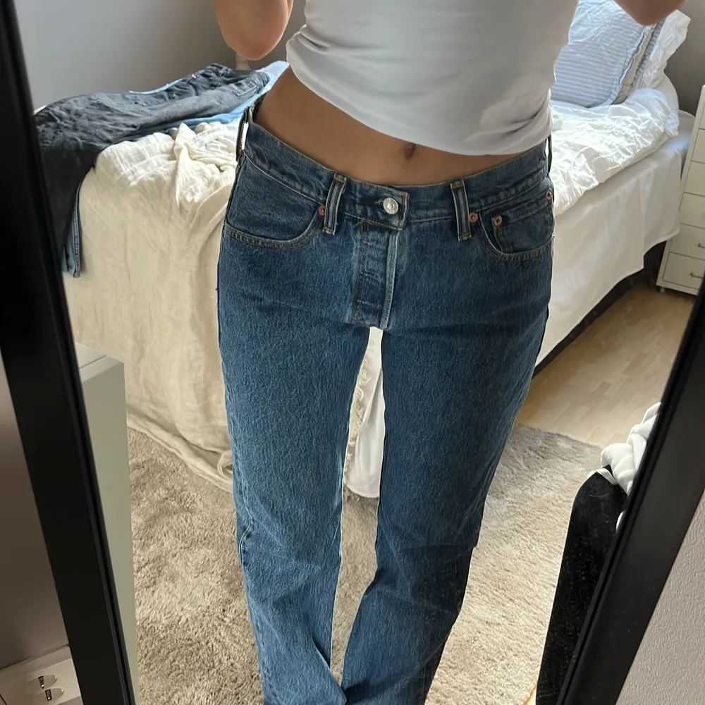 Sjukt snygga lågmidjande jeans från levis!!🤍🤍 jag är ca 170 och har vanligtvis S i jeans som referens. . Jeans & Byxor.