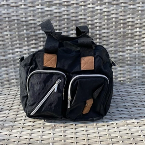 Väska - En litten väska som är fin och aldrig blivit använd. 85kr + frakt. 😊