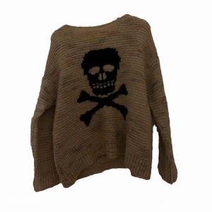 Dödskalle tröja  - Supercool stickad tröja med dödskalletryck! Knappt använd på grund av för liten storlek, i bra skick :)