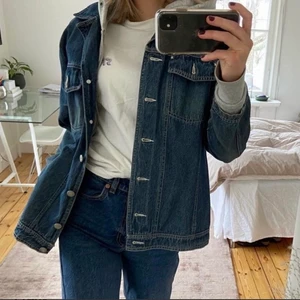 Jeansjacka Vintage  - Supersnygg jeansjacka  Storlek S/M Fint skick, men begagnat skick. Lite smutsig.