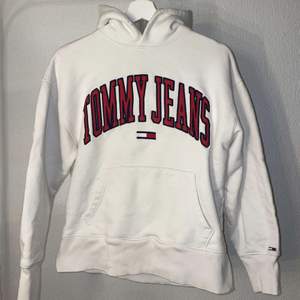 Tommy jeans hoodie nypris 1200