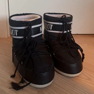 Svarta moonboots  - Använda några fåtal gånger då jag fick dessa i julklapp, säljer pga att jag inte har användning för de längre, inga tecken på användning, pris kan diskuteras, skriv privat för fler bilder. Kan gå ner i pris, skriv privat för fler bilder!
