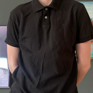 Pikétröja  - Snygg pikétröja från Hampton republic. I väldigt bra skick. Köparen står för frakt 