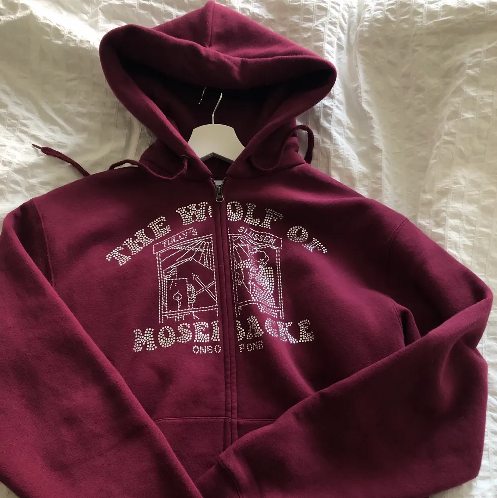 Säljer min one of one hoodie som jag köpte i höstas för 1000kr, på hemsidan. Den är använd Max 5 ggr och har tvättats en gång. En oanvänd tändare kommer även med i samma färg som tröjan. Hör av dig om du har några frågor😀. Hoodies.