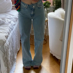 Jeans  - Raka jeans från stradivarius i storlek 34. Snygg detalj vid knappen.