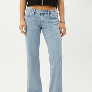 Weekday, Arrow low jeans  - Säljer mina arrow low jeans som knappt andvändts då dem är lite för korta för mig. Dem sitter så fint i midjan sitter liksom low waisted. Dem har storleken 26 i midjan och 32 i längden. Är 173 och dem passar mig typ nästan precis!! Skriv om du har några frågor!!