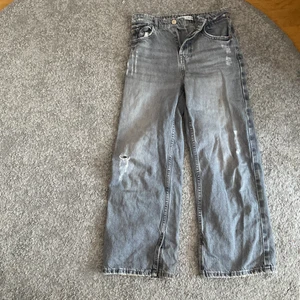 Byxor  - Byxor 140 cm zize 10 från Zara de var ett litet hål back vid fickan de går lätt att sy ihop men där fram ska de vara så som de är men därför säljer jag de för billigare💗👍🏻