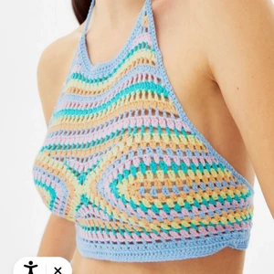 Virkad topp, bershka - Säljer denna suuuuper fina toppen från bershka. Jag råkade beställa 2 stycken och därav är den här helt ny!  Mötes i Sthlm eller så får du stå för frakten. 