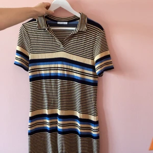 Zara klänning - Klänning från Zara med några år på nacken. Smånopprig på vissa ställen i tyget men fortfarande gott skick. Märkt storlek L men ganska liten för att vara large. Går halvvägs till låren på mig som är 179 cm. Säljes för 120 kr ex frakt. Kan mötas upp i Stockholm. 