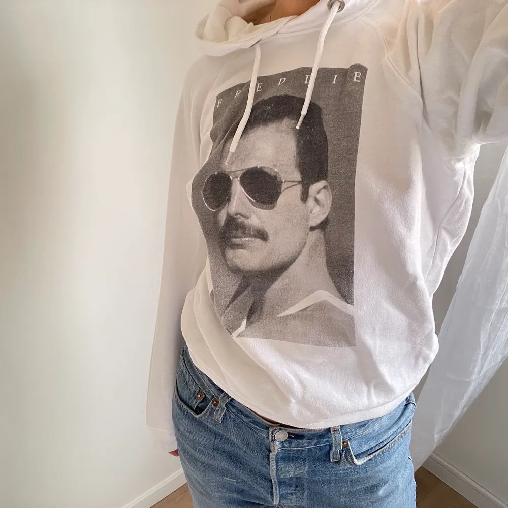 Freddie Mercury hoodie, köpt på carlings för några år sedan. Väldigt fint skick! Storlek XS på mig som brukar bära S 💕 fraktar eller möts upp i Stockholm . Hoodies.