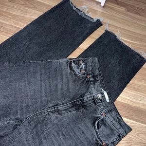 Zara jeans - jättefina Zara jeans i storlek 34, använd ett par gånger och jag säljer dem för att de är små för mig nu! 🥰