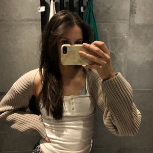 Bolero - Så fin kofta från HM, storlek s men skulle säga att den passar alla storlekar. Nyskick! Köparen står för frakt.💗