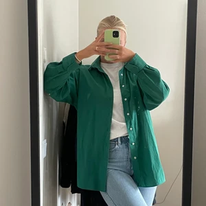 Grön vintage skjorta  - Jättefin skjorta köpt på second hand. Är i storlek XL men sitter fint oversized på mig som vanligtvis bär M i alla kläder❤️