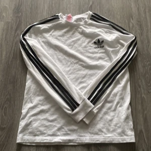 Adidas tröja  - Skit snygg adidas tröja, passar nästan till vad som helst💓 det är en långärmad tröja som är i nyskick och nästan aldrig använd❣️ Hör av er vid intresse eller frågor💕