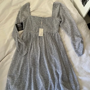 Helt ny blå klänning från Nelly strl 36  - Helt ny, aldrig använd jättesöt ljusblå med vita små blommor klänning från Nelly. Strl 36 / S. Fyrkantig urringning, minilängd / miniklänning. Fin vilangkjol, mesh över hela och endast mesh på ärmarna. Supersöt. Allt som inte säljs innan 23 juni skickas iväg, frakt 52kr🥰
