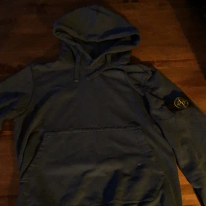 Mörk blå stone island hoodie - Strl S, säljer för den inte passar längre kan mötas och frakta hör av er!