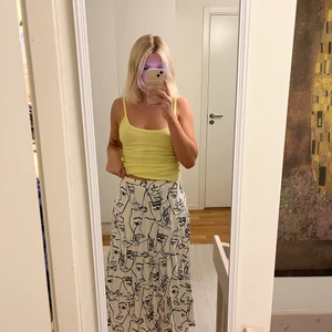 Jättefin långkjol - Säljer denna jättefina kjol som jag haft ett par år i garderoben. Den kommer tyvärr aldrig till användning. Detta var ett samarbete mellan en konstnär och ginatricot, som jag tyvärr inte kommer ihåg namnet på. Jag köpte den för nypris 650. Materialet är oerhört lyxigt och fint. 💗