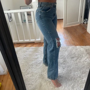 Jeans - Blåa jeans från Bershka!! Storlek 36💙