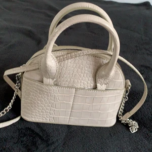 ZARA - En väska i ljusrosa färg från ZARA. Köpt för 300 kronor men säljer den för 200. Den är helt oanvänd. Medföljer en silvrig kedja som går att ta bort. 