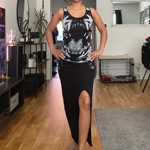 Långklänning tajt strl XS/S - En långklänning med detalj tiger fram svart/vit väldigt skön material stretchig Strl XS/S