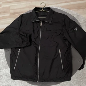 Prada nylon windbreaker M/48 - Fin Prada nylon jacka i toppen skick! Perfekt nu till våren och sommaren! Storlek 48 / M och utan några skador eller defekt! Köpt från vestiaire collective, och har chipp och serienummer. För fler bilder och frågor hör av er! Nypris ca 11 000kr 