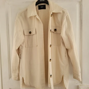 Jeansjacka - Jeansjacka i gräddvit färg. Modellen är oversized i storlek Xs