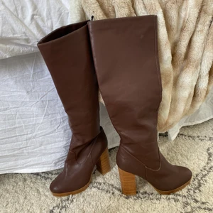 Stövlar från hm  - Säljer nu mina stövlar helt oanvända bara provade som ni kan se under sulan. Säljer då dem sitter lite för tight för min smak. Storlek 36.