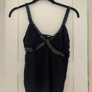 Linne  - Fint linne med paljett detalj! Vet inte vart det kommer ifrån då det är gammalt, lite nopprigt och har ett litet hål på bröstet men som knappt syns då det är dubbeltyg så det ej går igenom helt! (Skriv för detaljerad bild)  Storlek skulle jag säga är XS- S💙