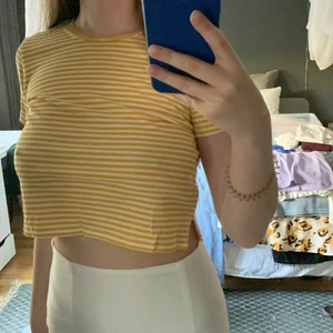 Topp  - Randig topp från monki. Stl xs. Cropad o supersöt. (Frakt ingår i priset)